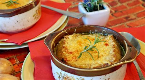 ricetta zuppa di cipolle gratinata